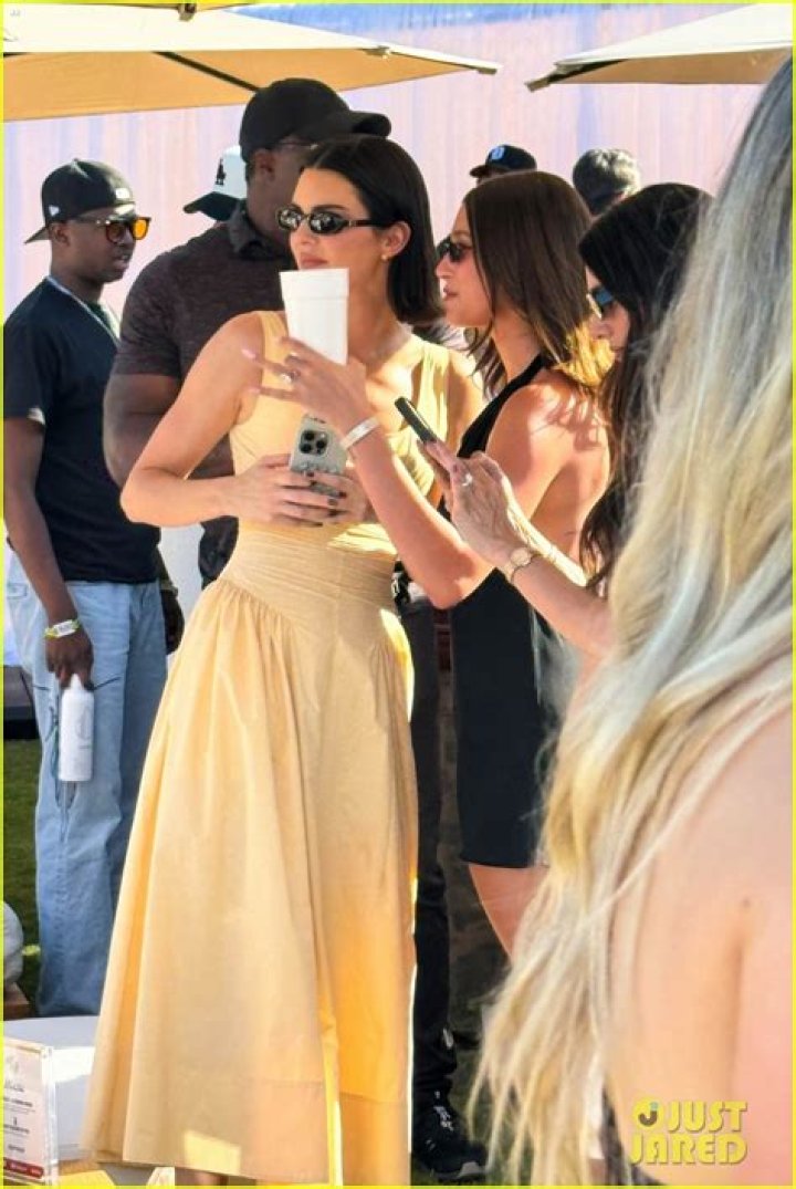 Kendall Jenner & Hailey Bieber Sunbathe In Bikinis & Deny Feud Rumors – Hollywood Life