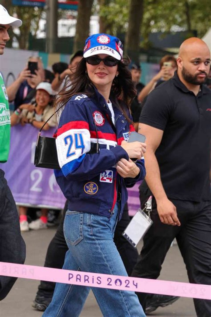 Kendall Jenner In Baseball Cap Sunbathing Without Swimsuit: Photo – Hollywood Life