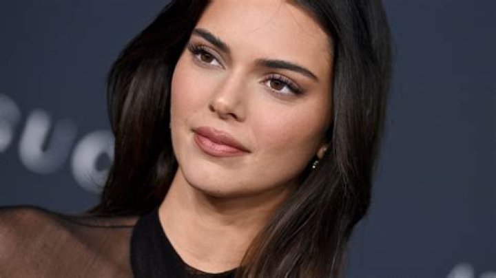 Kendall Jenner Reveals Fingers To Prove She Didn’t Photoshop Hands – Hollywood Life