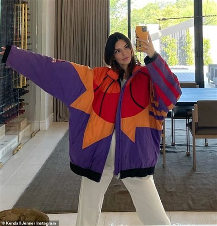 Kendall Jenner Rocks Oversized Phoenix Suns Jacket To Support BF Devin Booker – Photo
