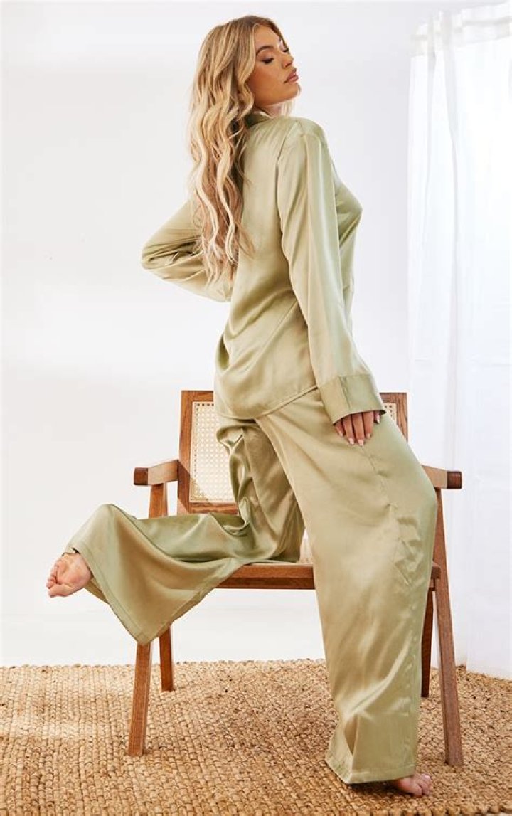 Kendall Jenner Rocks Silk Green Pajama Set On ‘ELLEN’