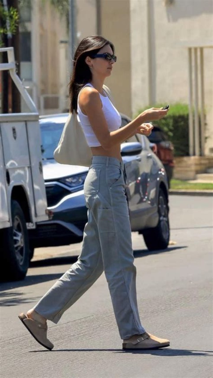 Kendall Jenner’s Birkenstock Clogs – Get Her Look Under $150 – Hollywood Life