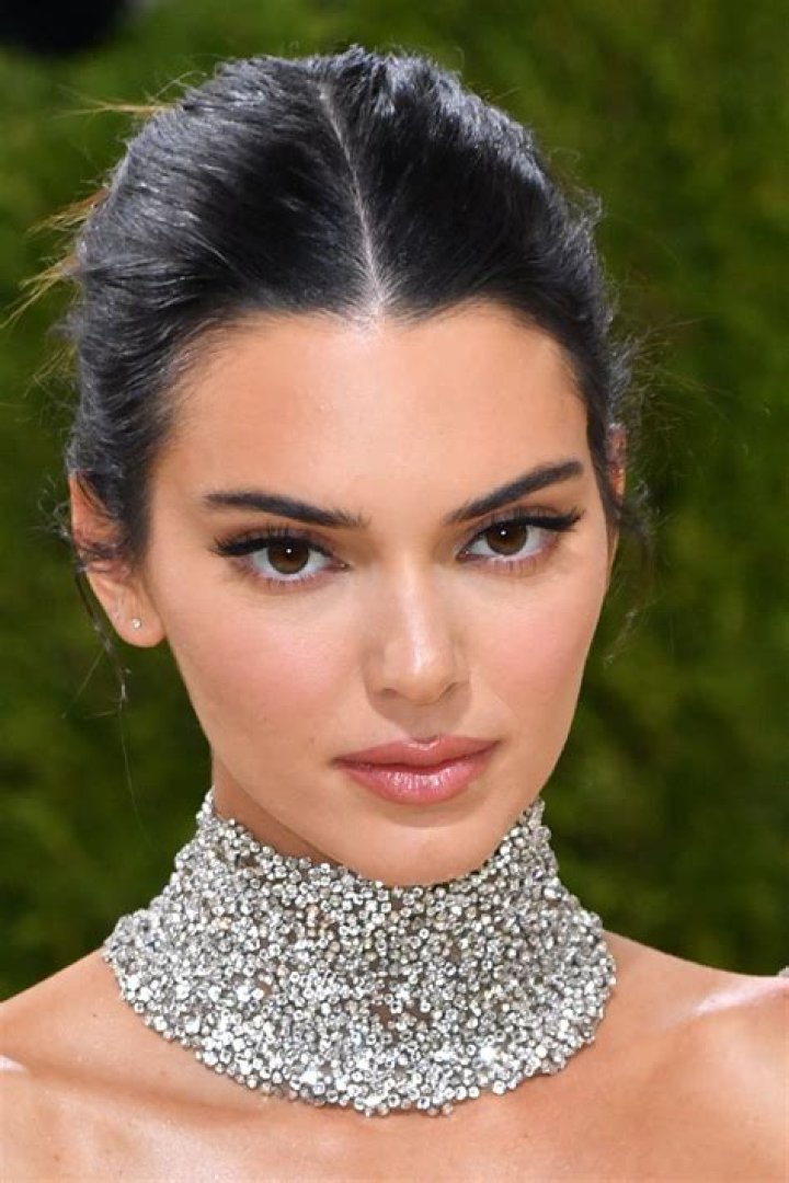 Kendall Jenner’s Makeup At Milan Fashion Week — Pretty At Dolce & Gabbana – Hollywood Life