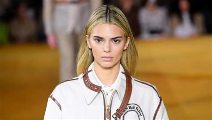 Kendall Jenner Shows Off Blonde Hair At Burberry Show — Pics – Hollywood Life