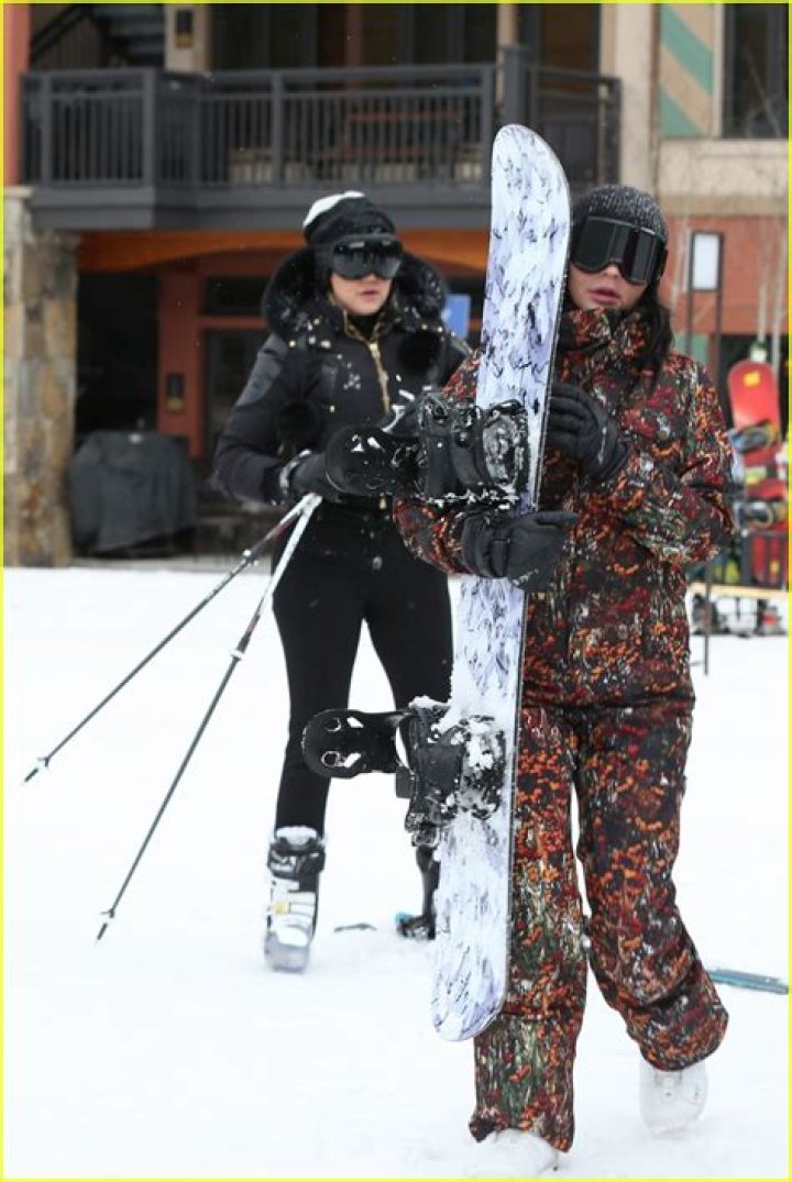 Kendall Jenner Snowboards Like A Pro While Vacationing In Aspen – Hollywood Life