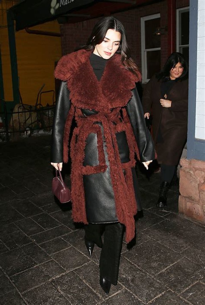 Kendall & Kylie Jenner Rock Long Coats For Dinner In Aspen: Photos – Hollywood Life
