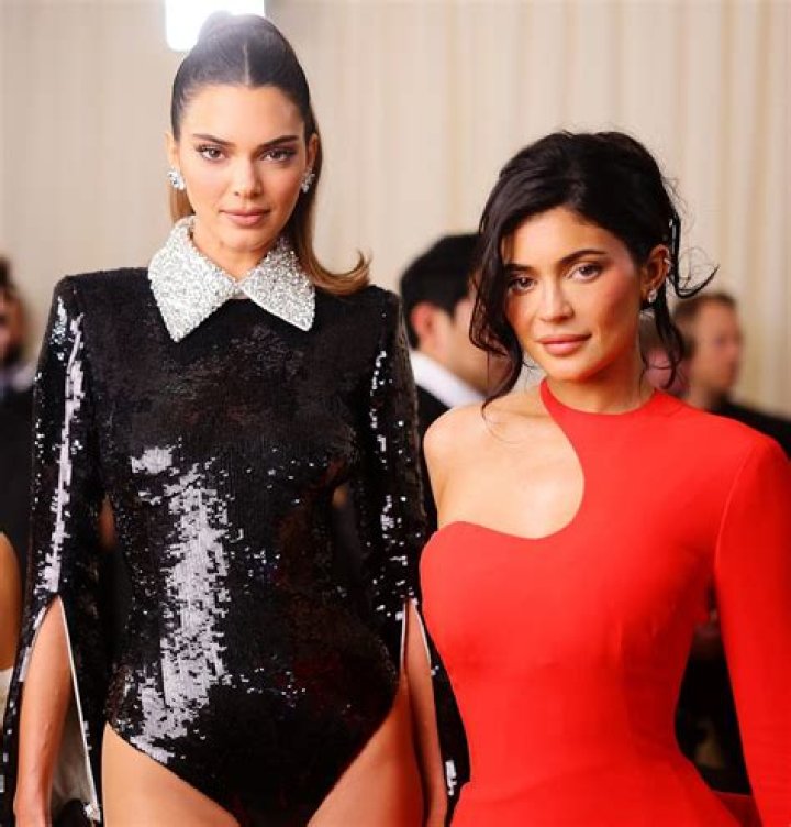 Kendall & Kylie Jenner: Watch Their Sexy Appearance In ‘Recognize’ Video