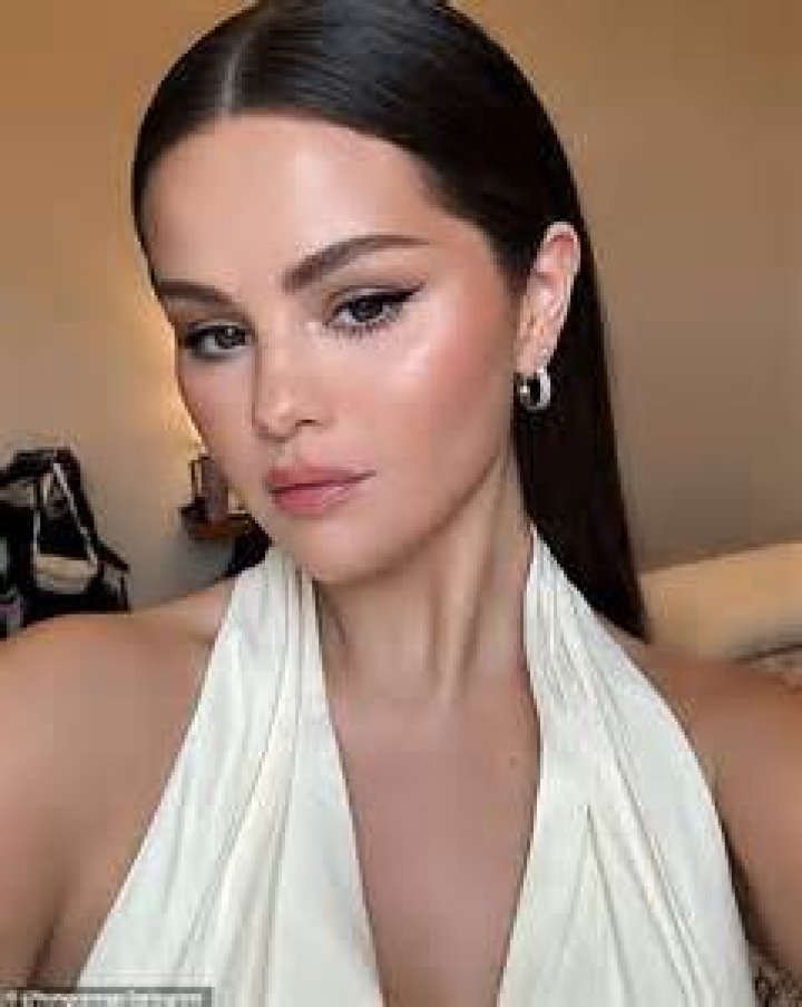 Kendall Makes Selena’s ‘Skin Crawl’ – Hollywood Life