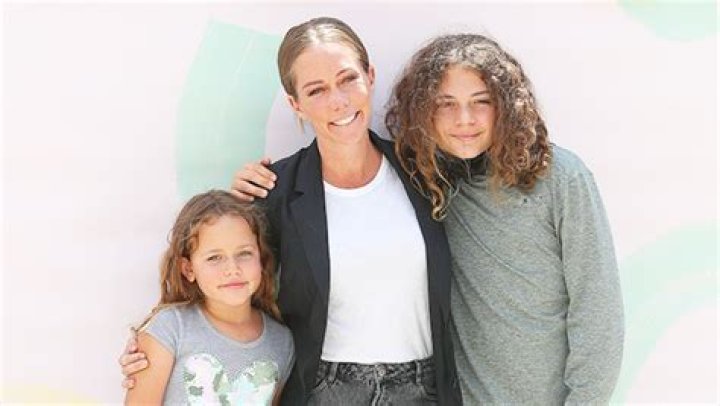 Kendra Wilkinson Shares Rare New Photos Of Her 2 Kids In Hawaii – Hollywood Life