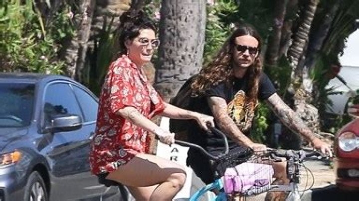 Kesha Flaunts Black Hair In Makeover While Biking In Venice Beach – Hollywood Life