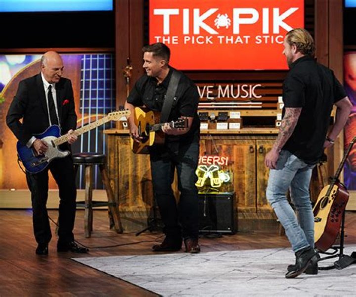 Kevin O’Leary Plays the Guitar During a Pitch – Hollywood Life
