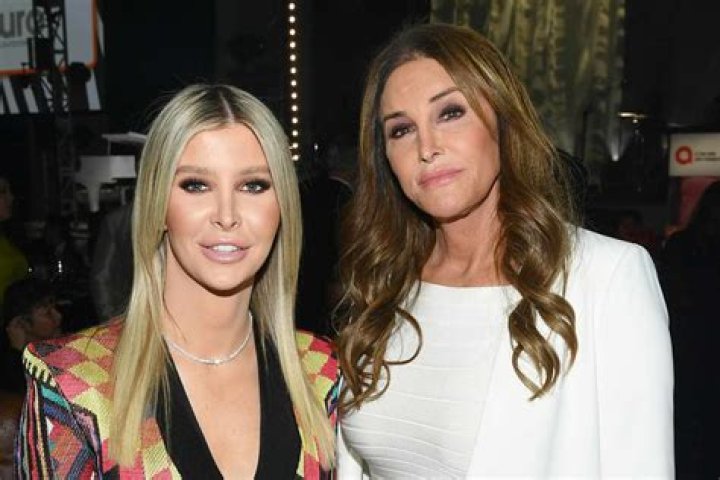 Khloe Kardashian Defends Caitlyn Jenner & Sophia Hutchins Relationship – Hollywood Life