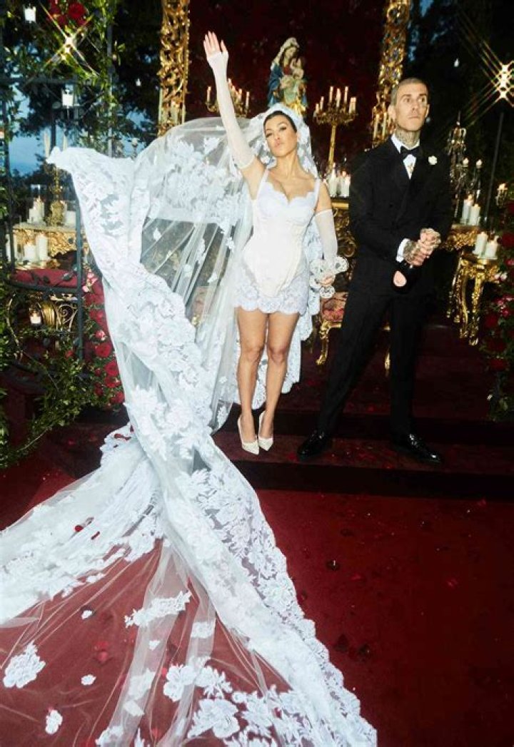 Khloe Kardashian Mocks Love Life After Going Solo To Kourtney’s Wedding: ‘It’s A Vibe’