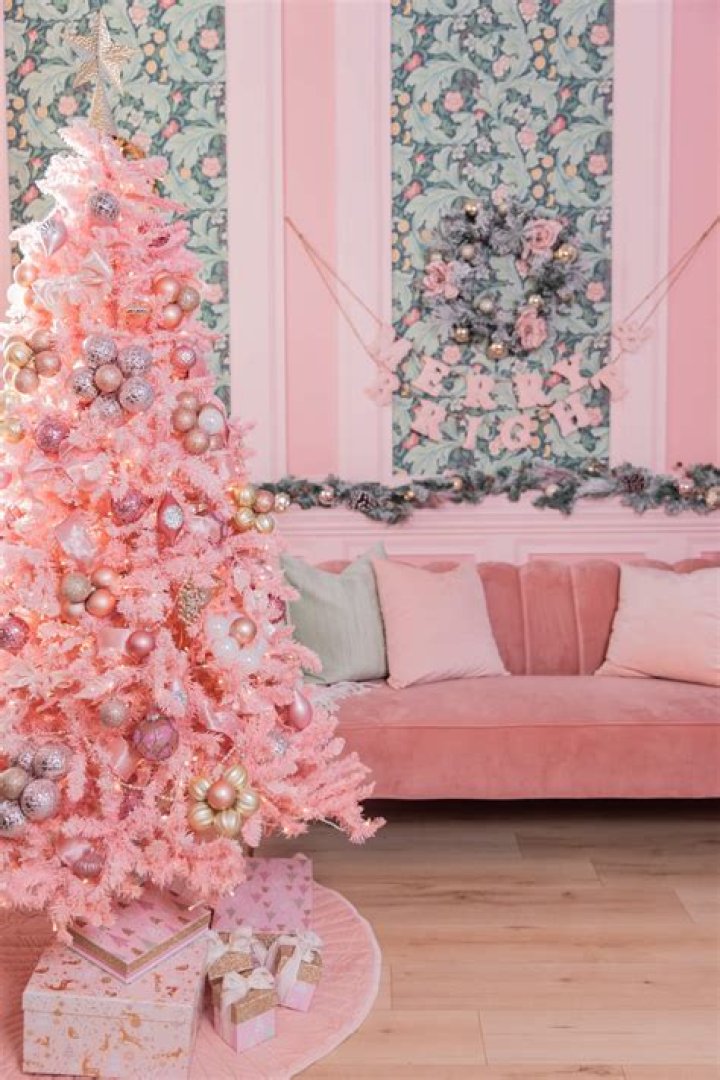 Khloe Kardashian Posts Pink Christmas Tree: Pic – Hollywood Life