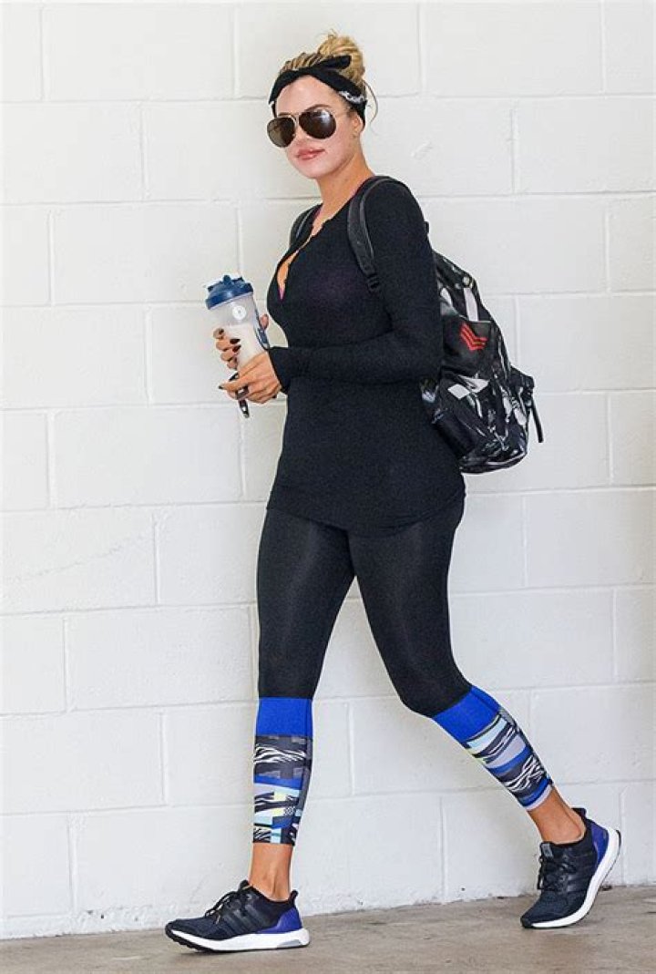 Khloe Kardashian’s Gym Sneakers – Shop This Deal – Hollywood Life