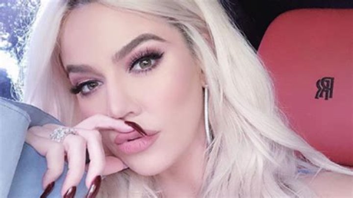 Khloe Kardashian’s Long Nails Are Mom-Shamed For Changing Diapers: Pic – Hollywood Life
