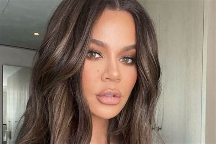 Khloe Kardashian’s Spray Tan Malfunction — See Her White Hands & Brown Body