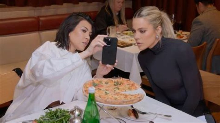 Kim Kardashian Attacks Fans With Pizza — PICS