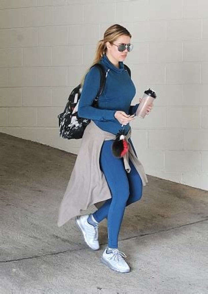 Kim Kardashian Details Morning Workout With Resistance Bands & More – Hollywood Life