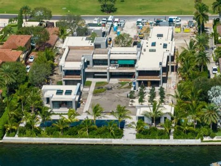 Kim Kardashian Looking To Buy Bahamas House In Tom Brady’s Community – Hollywood Life