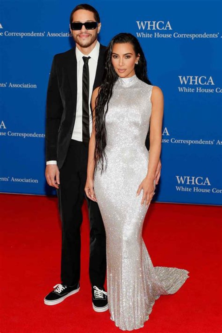 Kim Kardashian & Pete Davidson Kiss As He Picks Her Up From Airport – Hollywood Life