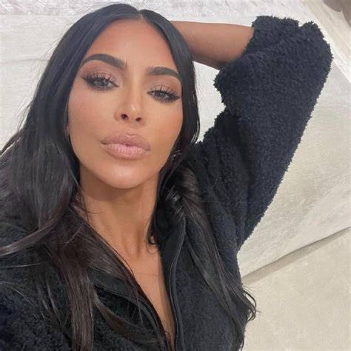 Kim Kardashian’s Black Bikini Top In New Selfies: Photos – Hollywood Life