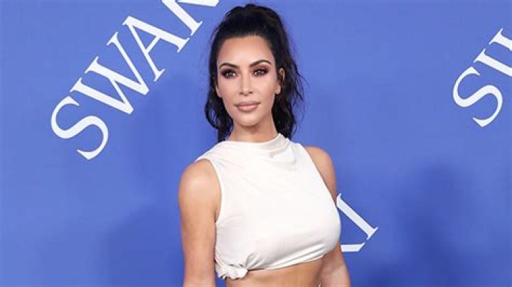 Kim Kardashian’s Plunging White Crop Top & Shorts: Video – Hollywood Life