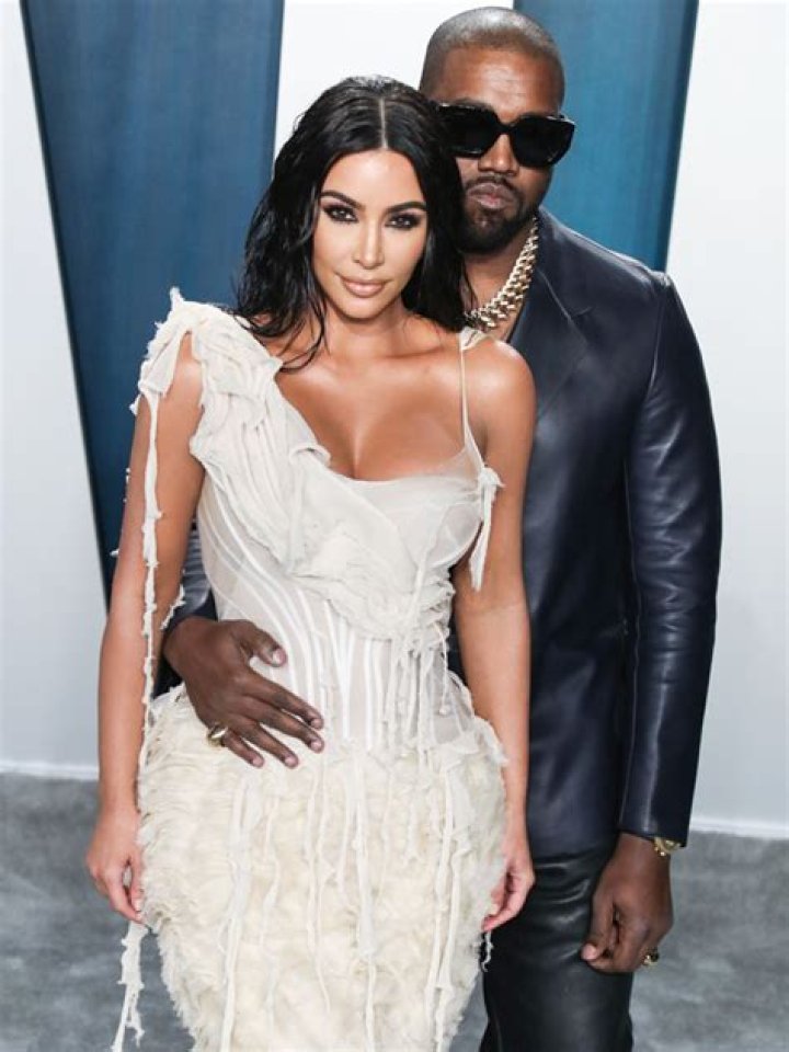 Kim Kardashian Texts ‘Fred’, A New Mystery Man, On ‘Kardashians’ – Hollywood Life