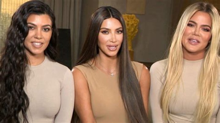 Kim & Khloe Kardashian Sing Kourtney’s Good Morning Song After Kylie Jenner’s ‘Rise & Shine’ Goes Viral