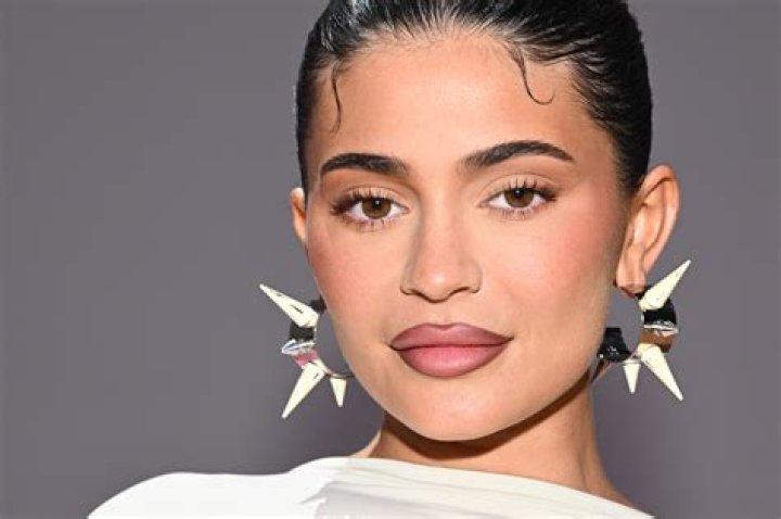 Kim Losing Earring – Hollywood Life