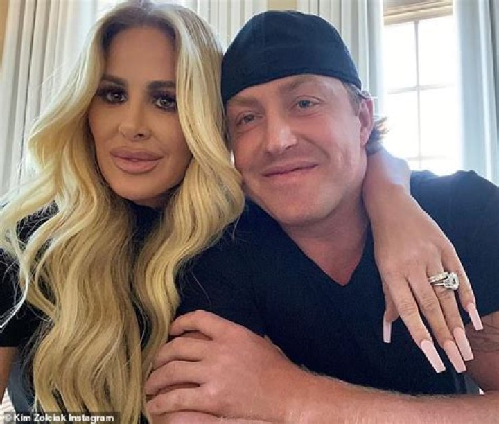 Kim Zolciak Rocks Crop Top & Wedding Ring At LAZ Amid Divorce: Photos – Hollywood Life