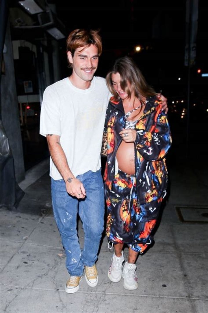 KJ Apa’s Pregnant GF Clara Berry Shows Off Bare Baby Bump — Pic – Hollywood Life