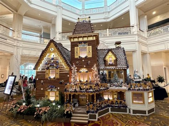 Kobe & Gianna On Gingerbread House From Khloe Kardashian – Hollywood Life