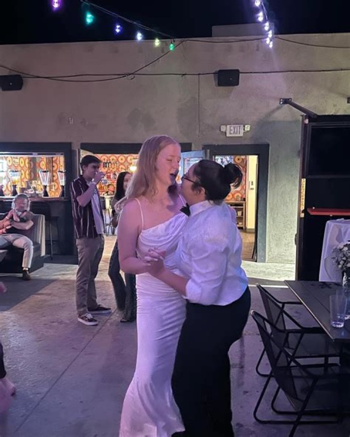 Kody Brown Spotted At Daughter Gwendlyn’s Wedding: Photo – Hollywood Life