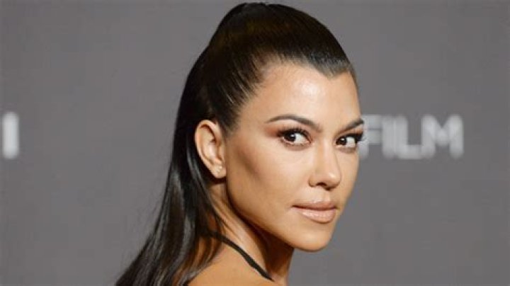 Kourtney Kardashian Dyes Hair Blonde Amid Travis’ Finger Surgery – Hollywood Life