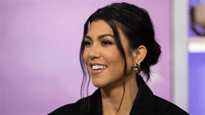 Kourtney Kardashian Hilariously Compares Herself To An Alien In Gorgeous New Selfie: ‘Greetings Earthlings’