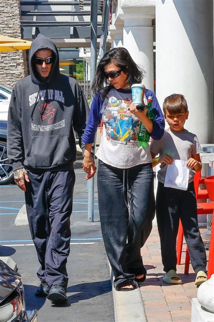 Kourtney Kardashian Holds Travis Barker’s Hand On Coffee Run: Photos – Hollywood Life