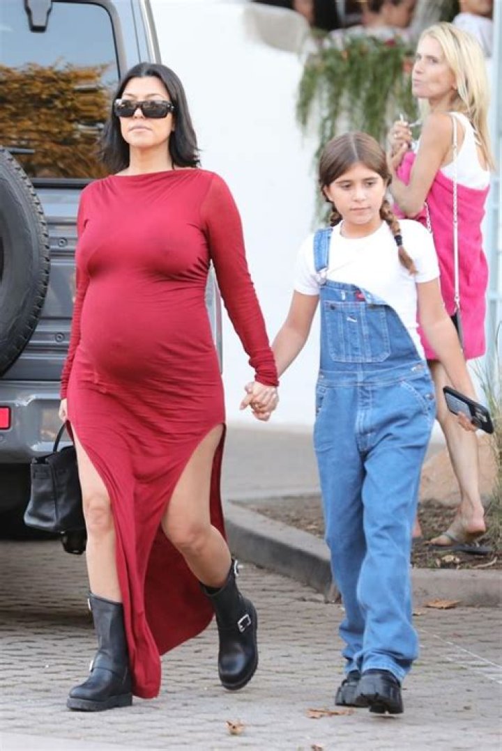Kourtney Kardashian’s Pink Cut-Out Dress & Baby Bump In Hawaii: Photos – Hollywood Life