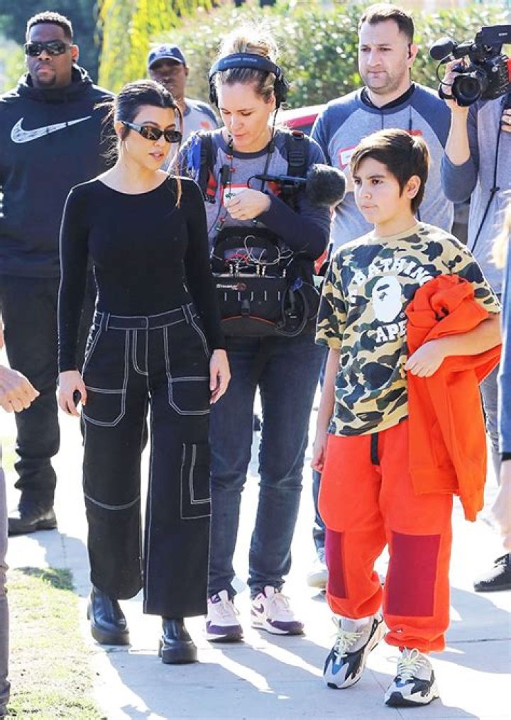 Kourtney Kardashian Seen Filming ‘KUWTK’ S18 After Threatening To Quit – Hollywood Life