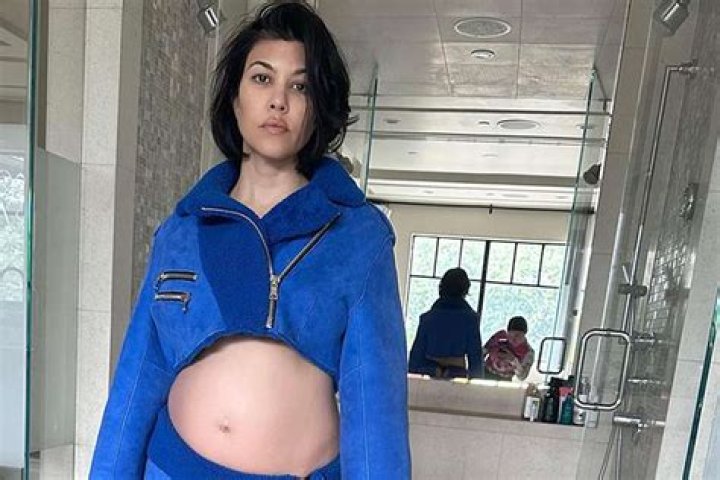 Kourtney Kardashian Shows Baby Bump In Blue Jacket & Skirt: Photos – Hollywood Life
