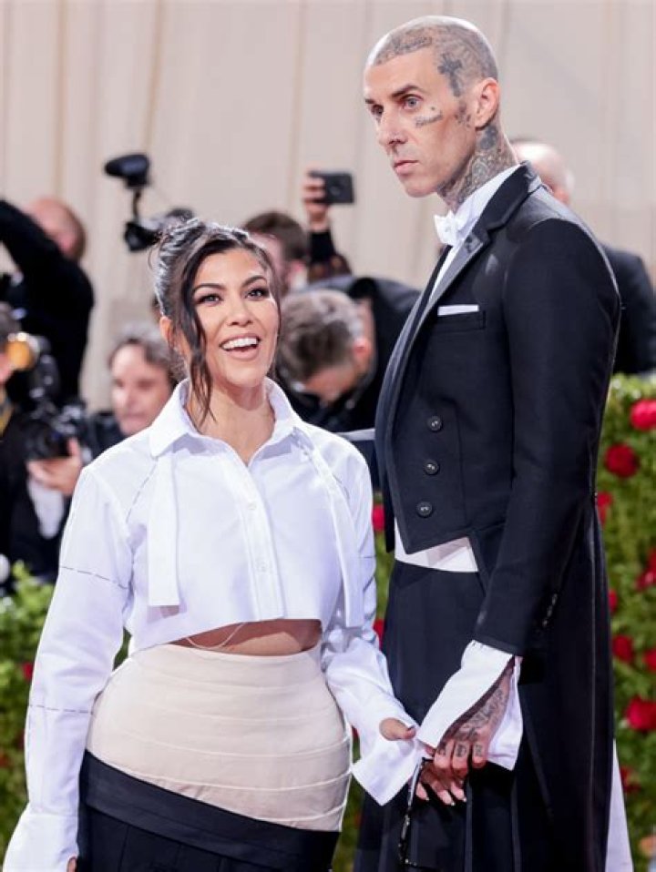 Kourtney Kardashian Shows Off Baby Bump & Cuddles In Bed With Travis – Hollywood Life