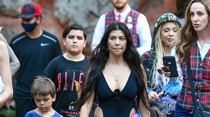 Kourtney Kardashian, Tom Brady, & More – Hollywood Life