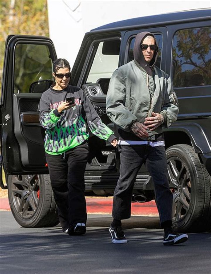 Kourtney Kardashian & Travis Barker Kiss Outside Music Studio: Photos – Hollywood Life
