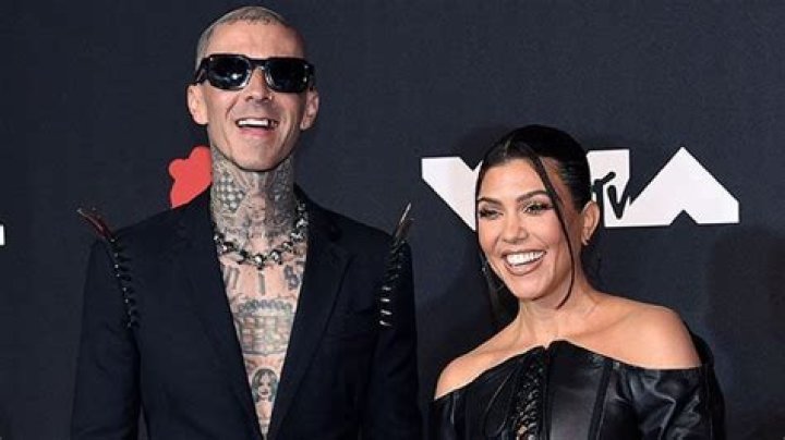 Kourtney Kardashian & Travis Barker Publicly Make Out In The Middle Of The Beach – Photos