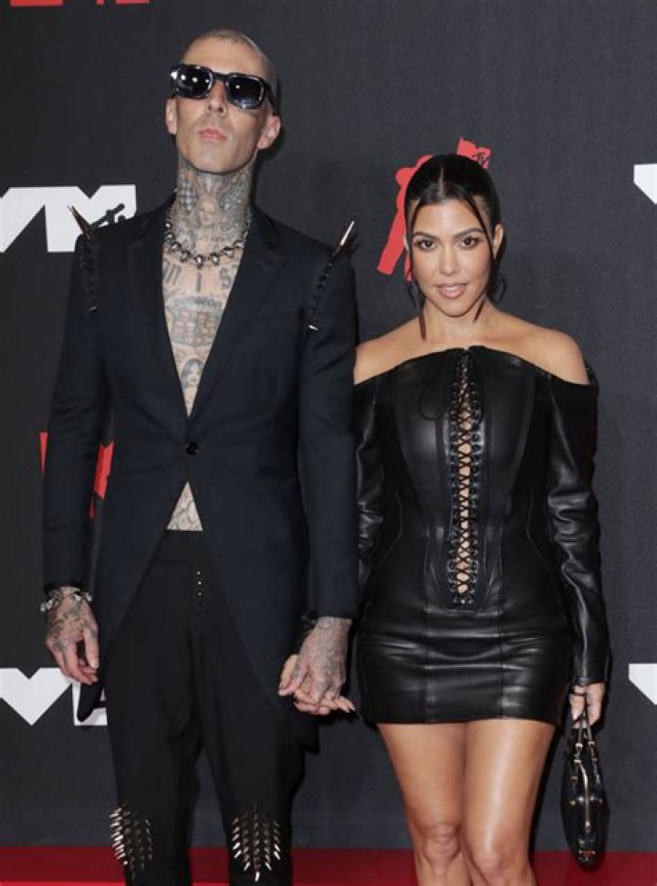 Kourtney Kardashian & Travis Barker’s True Romance Halloween Costume 2021 – Hollywood Life
