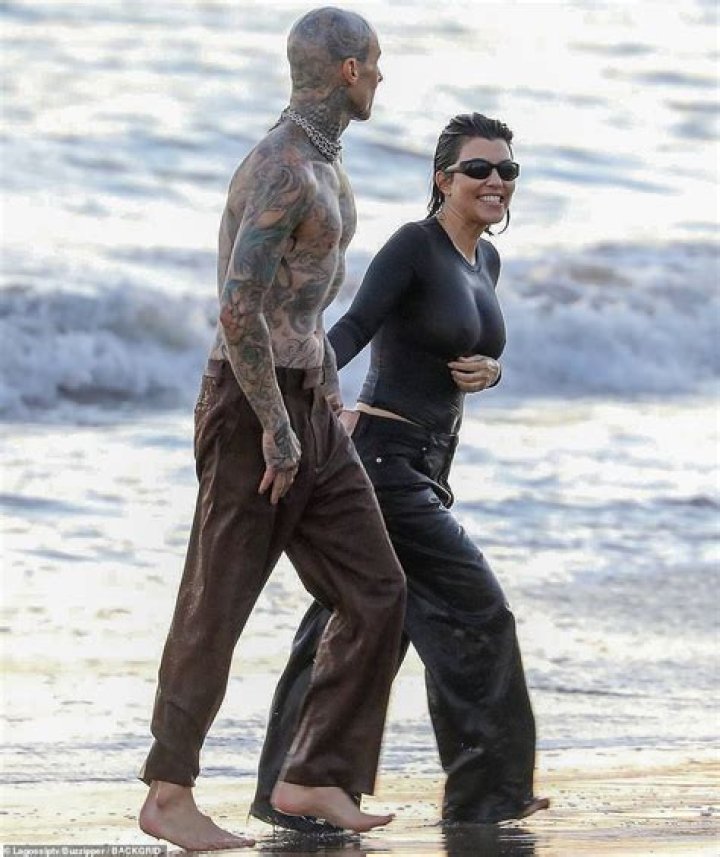Kourtney Kardashian Wears Swimsuit On Travis Barker Beach Date: Video – Hollywood Life