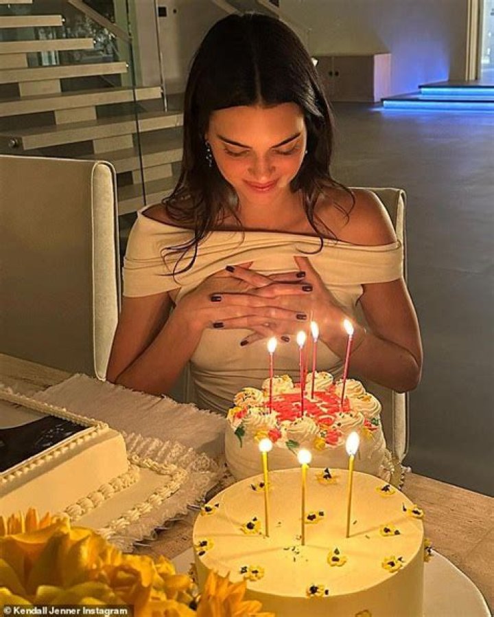 Kris Jenner Celebrates Kendall Jenner’s 28th Birthday With Cute Photos – Hollywood Life