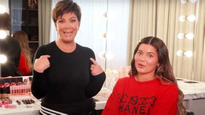 Kris Jenner Does Kylie’s Makeup & Blows On Her Face In Hilarious Video – Hollywood Life