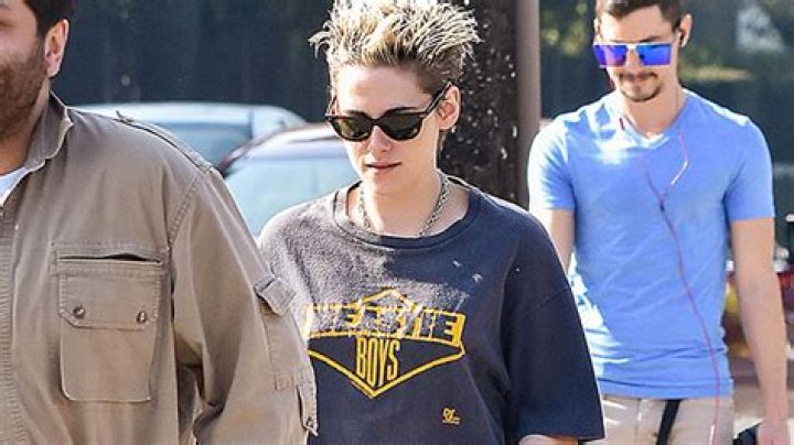 Kristen Stewart Appears to Wear Rob Pattinson’s Old Shirt & Robsten Fans Freak