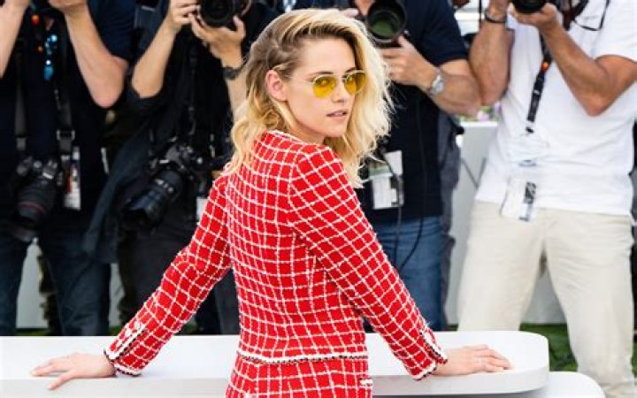 Kristen Stewart Flips Off Paparazzi — Stressed Out Because Of Work?